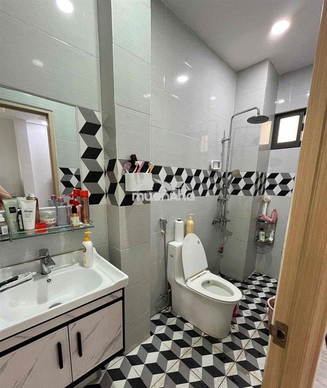 ***, Số 9 lê ngã