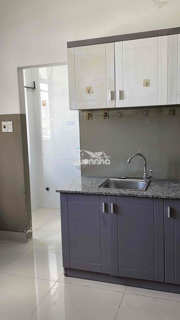 Cho thuê căn hộ 1 phòng ngủ riêng mặt tiền đường phú châu