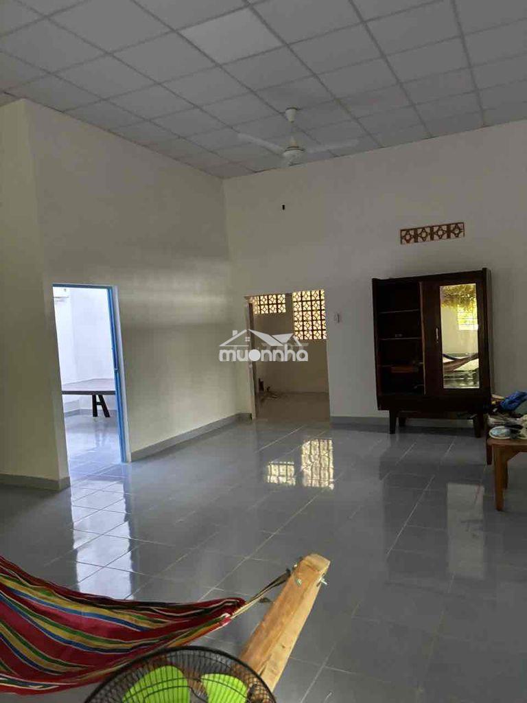Nhà cho thuê sân vườn đẹp 8tr thoáng mát đường lê văn lương