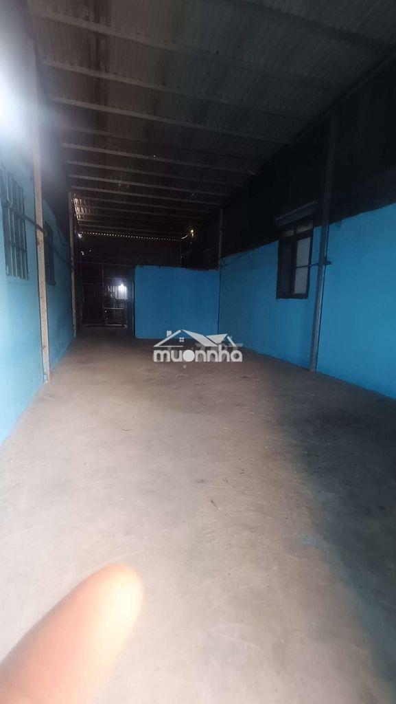 Nhà thuê 5*25 có sân đất rộng có 1pn.đừờng kênh trung ương vĩnh lộc b