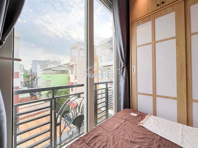 Studio ban công ánh sáng gần trung tâm