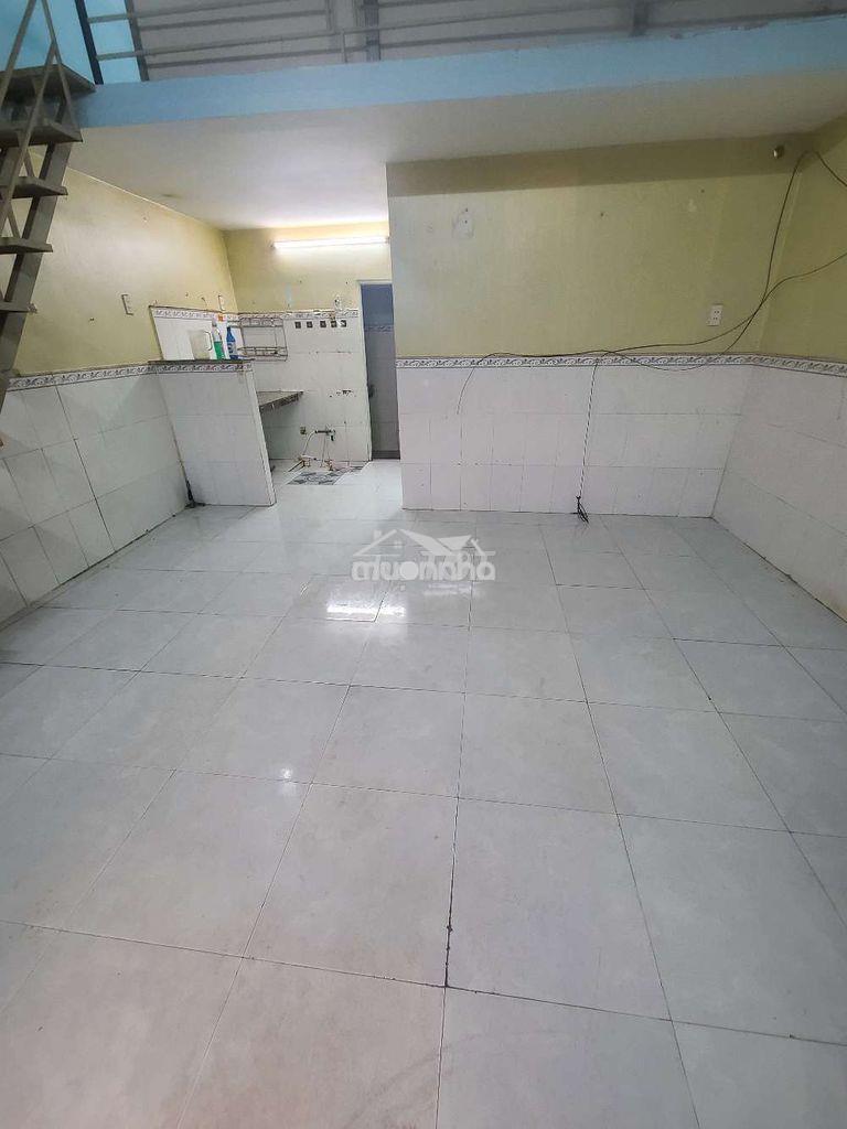 Nhà sạch sẽ,dt4,5*9m,2pn,gác đúc lững,phòng trên rất rộng,gần chợ