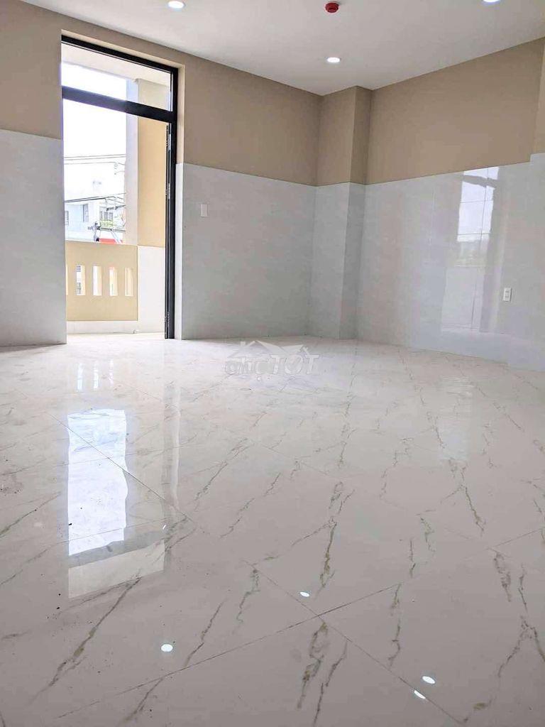 Phòng ban công mặt tiền đường phạm hữu lầu
