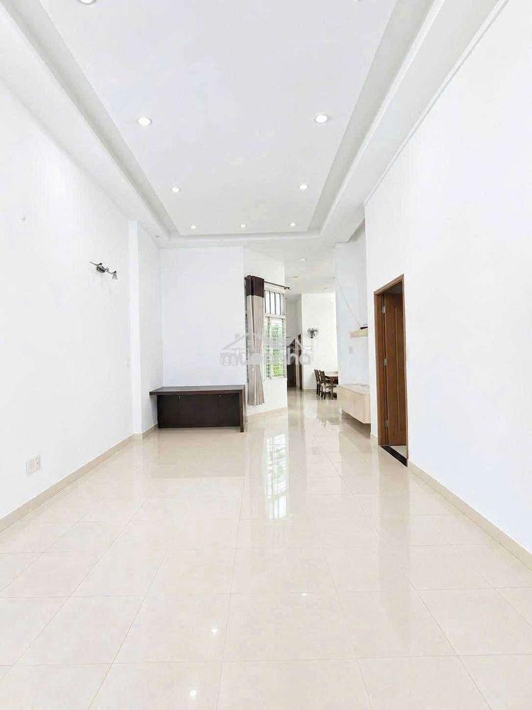Nhà siêu rộng, sân đậu oto, sẵn 4pn máy lạnh. sát bên phạm văn đồng - Ảnh 2